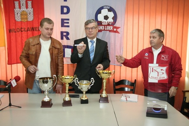 Losowanie odbyło się w środę w sali konferencyjnej stadionu OSiR przy Leśnej 53a. Od lewej Dariusz Kopczyński (Lider), prezydent Andrzej Pałucki, Henryk Ordoński (Lider)