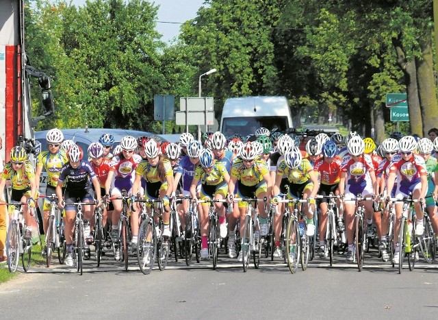 Za chwilę peleton ruszy i zacznie się rywalizacja na trasie. Na starcie kolejna grupa wyczekuje, by rozpocząć wyścig.