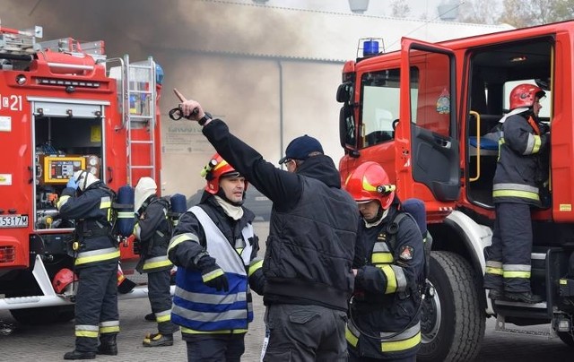 Pożar składowiska drewna w Sępólnie. Do akcji zadysponowano dwa zastępy ratowników.