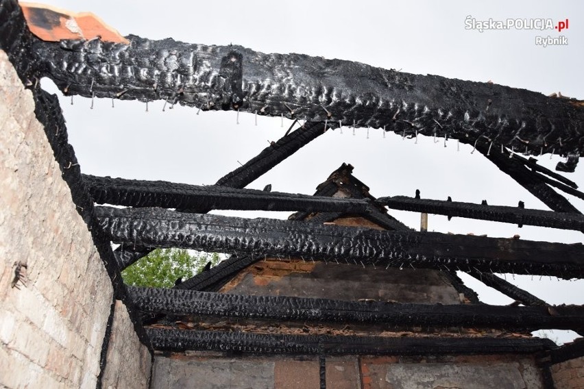 Tragiczny pożar w Rybniku Chwałowicach: zginął mężczyzna. Strażacy szukają w zgliszczach jeszcze jednej osoby AKTUALIZACJA ZDJĘCIA