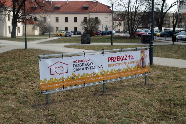 Nowy baner pojawił się na placu przy Centrum Kultury w Lublinie