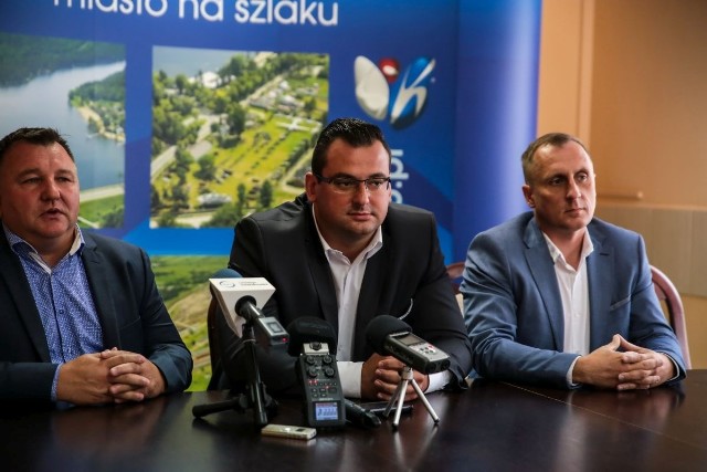 Od lewej: właściciel firmy Pres Mebel Cezary Hadryś, prezydent Skarżyska-Kamiennej Konrad Kronig oraz jego zastępca Andrzej Brzeziński podczas konferencji prasowej w Urzędzie Miasta.