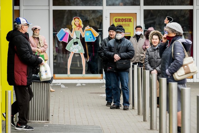 Dziś przed wieloma marketami tworzyły się kolejki. To za sprawą nowych regulacji.