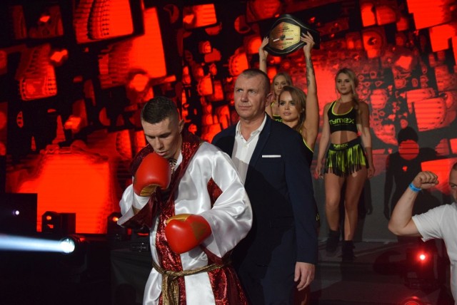 Damian Wrzesiński (na pierwszym planie) obronił mistrzowski pas na gali Tymex Boxing Night 12 w Pionkach.