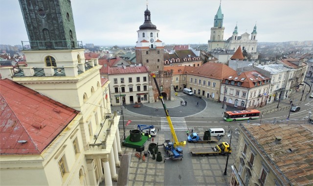 Choinka przed lubelskim ratuszem została ustawiona we wtorek rano