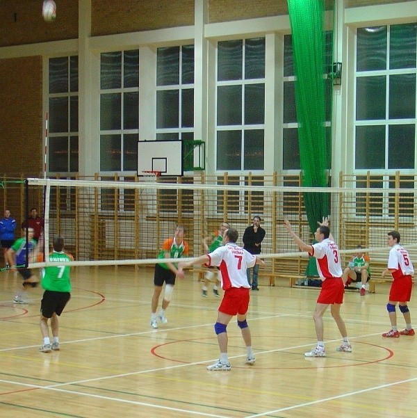 .Fragment spotkania Mikolo - Żubr Białowieża (zielone koszulki) 0:3.