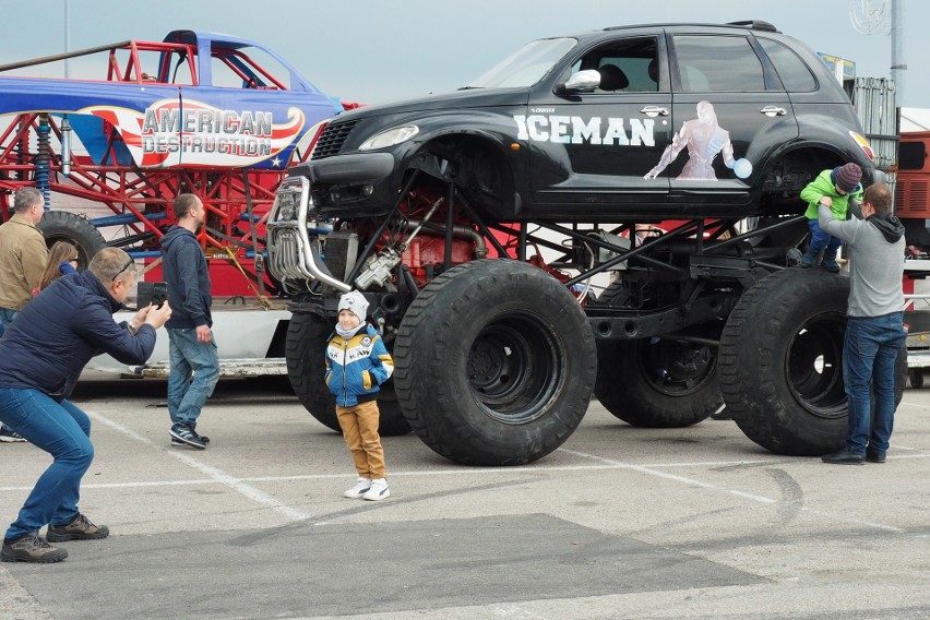 Monster trucki i jazda na boku. American Monster Truck Motor Show w Lublinie [ZDJĘCIA, WIDEO]
