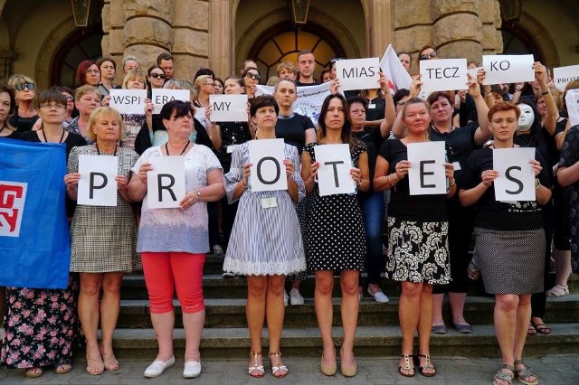 Pracownicy sądów w piątek po raz kolejny wyszli przed budynki sądów w ramach protestu, domagając się podwyżki swoich wynagrodzeń. Ich protest trwa już od kilku miesięcy.Przejdź do kolejnego zdjęcia --->