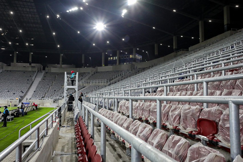 Na koronie nowego stadionu Pogoni Szczecin rozbierane są...