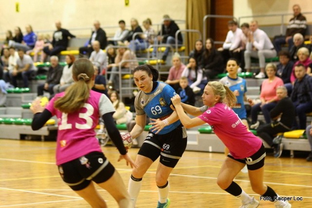 Amanda Szymborska (niebieska koszulka) w pojedynku z Handballem Rzeszów, rzuciła aż 11 bramek.