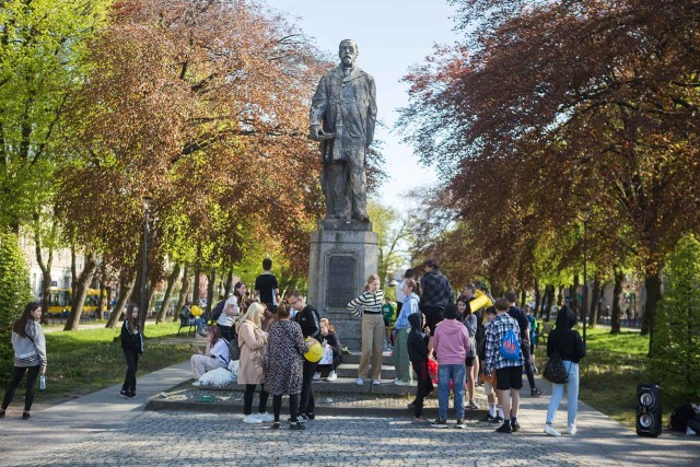 Uczniowie SP1 w Słupsku świętowali urodziny swojego patrona również w centrum miasta.