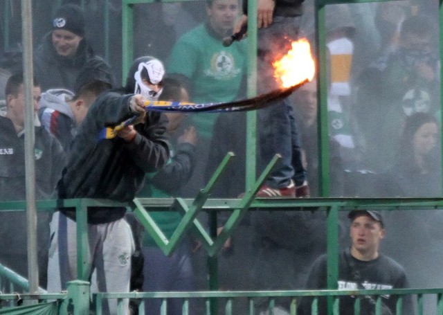 Kibic Falubazu, który trzymał płonący szalik miał maskę na twarzy.