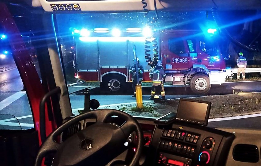 Wypadek na drodze pod Nowym Sączem. Strażacy przybyli na pomoc zanim ich wezwano