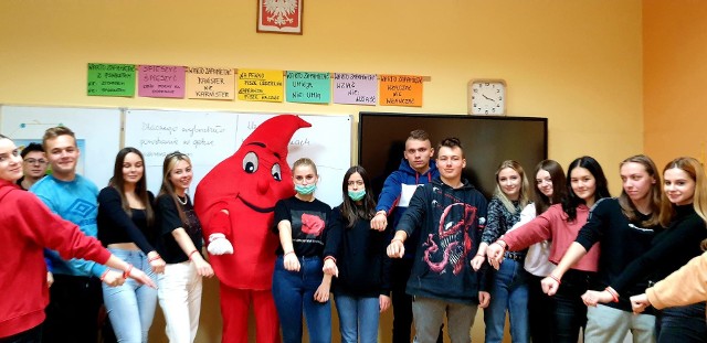 Z ogromnym zainteresowaniem  spotkała się akcja promującą ideę honorowego krwiodawstwa w  Zespole Szkół Gastronomicznych i Hotelarskich w Sandomierzu. Szkolny Klub HDK Kropelka wzbogacił się o kilku nowych krwiodawców.