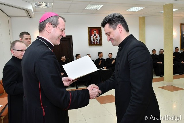 Arcybiskup Metropolita Tadeusz Wojda 10 czerwca br. wręczył nominacje posyłające księży wikariuszy do nowych parafii w Archidiecezji Białostockiej. Nominacje odebrali także nowi duszpasterze akademiccy.