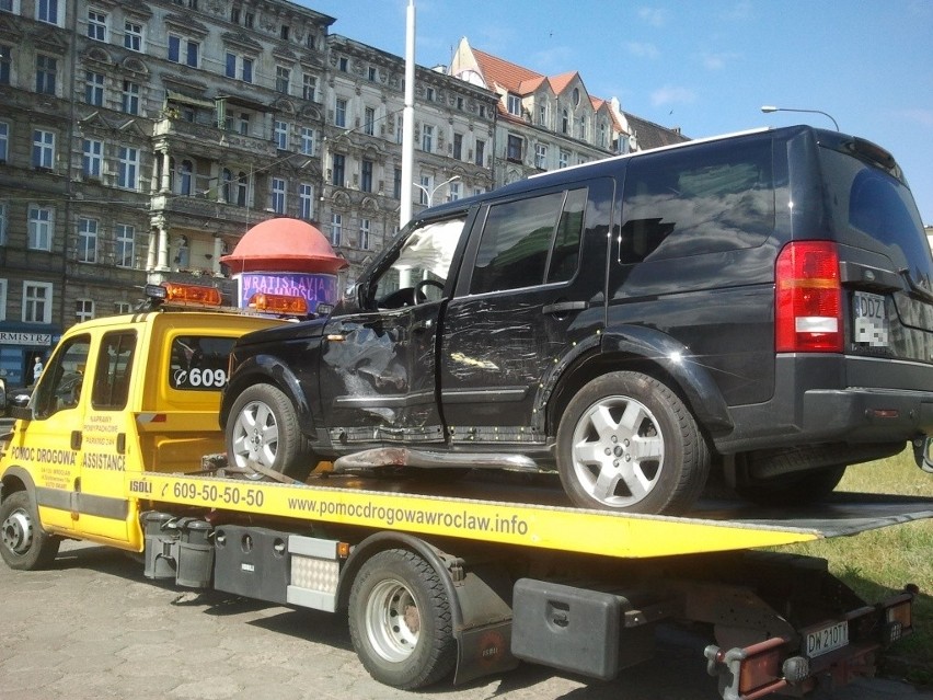 Wrocław: Wypadek autobusu MPK. Wjechał w niego land rover (ZDJĘCIA)