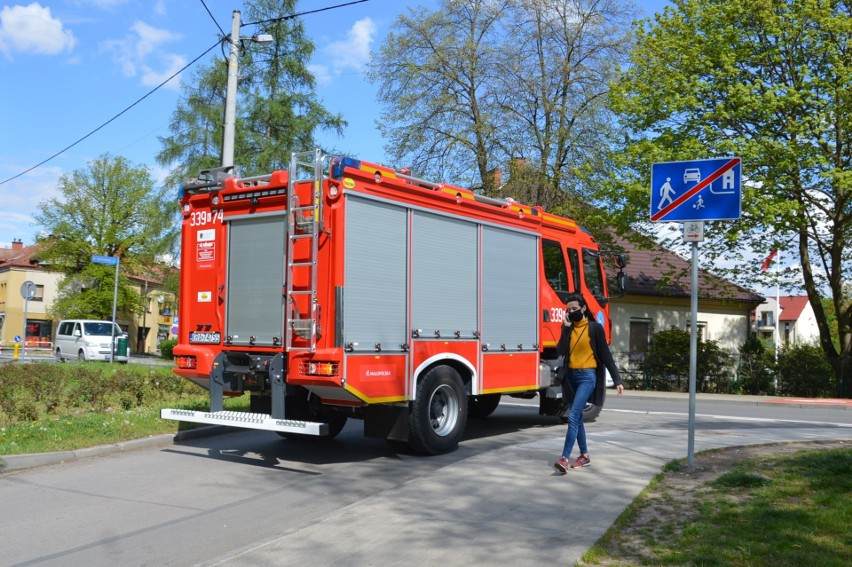 Skawina. Strażacy z OSP w każdą sobotę jeżdżą  w mieście i sołectwach. Apelują o niewychodzenie z domów i zakładanie masek na twarz