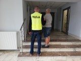 Policjanci zatrzymali 53-latka, który handlował nielegalnymi papierosami. Mężczyzna tłumaczył, że... dorabiał do pensji