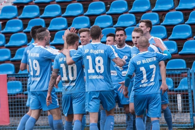 Błękitni Stargard odnieśli ósme zwycięstwo w sezonie. W tabeli II ligi piłkarskiej wansowali na siódme miejsce.