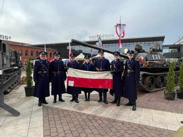 Rekonstruktorzy policyjni z Radomia, zaprezentowali również w Łodzi oryginalną przedwojenna polską flagę z 1935 roku.