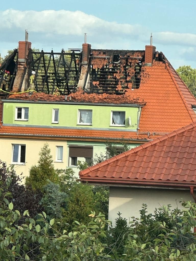 Groźny pożar budynku w Jaworze, ewakuowano 16 mieszkańców
