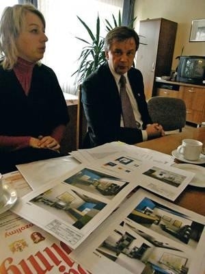 Kier. Sylwia Suchecka i burmistrz Krzysztof Świerczek pokazują wizualizację wnętrza saloniku Fot. Magdalena Uchto