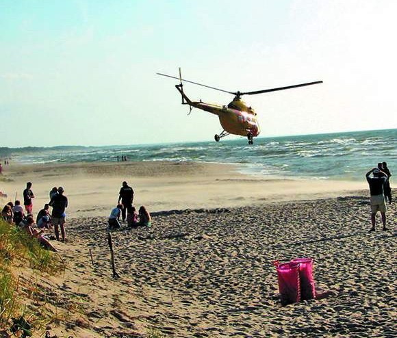 Z plaży w Bobolinie nieprzytomnego dziewięciolatka zabrał śmigłowiec Lotniczego Pogotowia Ratunkowego.