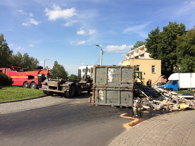 Wypadek w Sosnowcu: Przewróciła się ciężarówka ze złomem. Zablokowane rondo na Wawelu