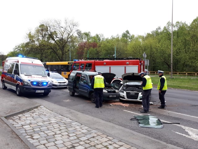 Wypadek w Katowicach na Chorzowskiej. Zderzyły się trzy samochody