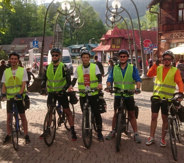 Włoszczowscy maturzyści z „Czarnieckiego” udali się na rowerach do Zakopanego, żeby pomóc swojemu choremu nauczycielowi.