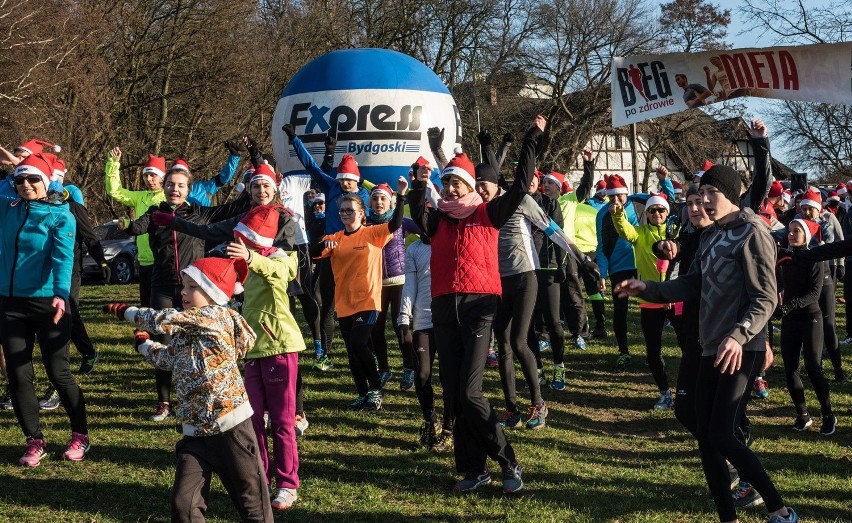 250 uczestników w biegowym treningu mikołajkowym w Myślęcinku