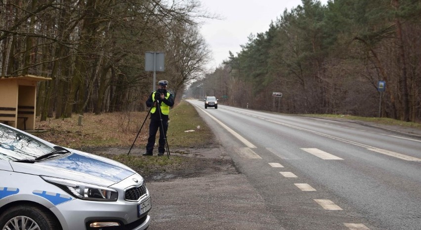 Ostrołęka. Policja karała kierowców, pieszych i rowerzystów. Akcja „Niechronieni uczestnicy ruchu drogowego” 26-28.02.2021