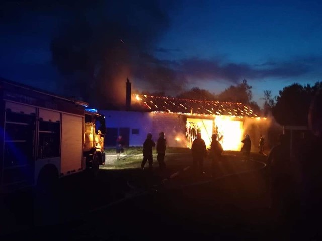 W sobotę (27 lipca) wczesnym rankiem doszło do pożaru stodoły w miejscowości Półczno (powiat bytowski). Akcja gaśnicza trwała kilka godzin. Nie było osób poszkodowanych. Trwa ustalenie przyczyny wybuchu pożaru.