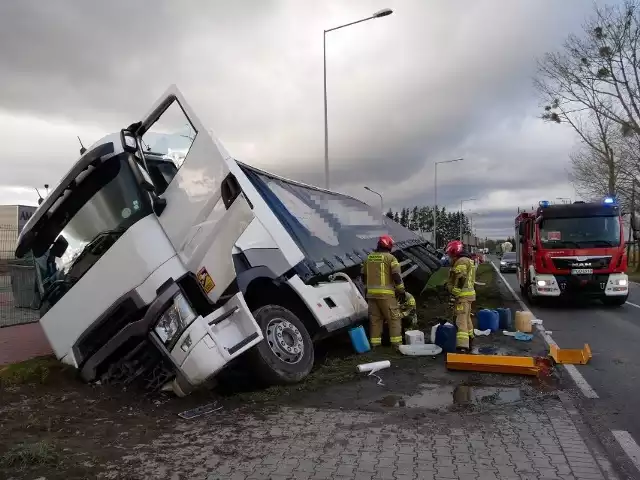 Ciężarówka przewoziła granulat. W wyniku zdarzenia doszło do wycieku płynów i paliwa, które są neutralizowane przez pracujących na miejscu strażaków. Wprowadzono ruch wahadłowy. Droga jest przejezdna, ale utrudnienia, jak szacują strażacy, mogą potrwać nawet kilka godzin.