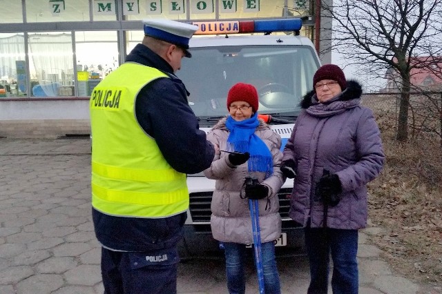 Panie na spacerze z kijkami  też będą widoczne z daleka, gdy tylko założą opaski odblaskowe, które podarował policjant.