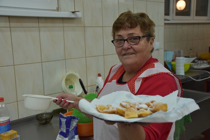 Dominikowice. Pączki pachniały masłem i domową różą, a chrust rozpływał się w ustach - kulinarne, karnawałowe spotkanie najlepszych gospodyń