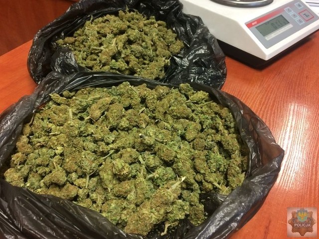 W mieszkaniu 25-latka kryminalni zabezpieczyli blisko 200 gramów amfetaminy oraz prawie pół kilograma marihuany.
