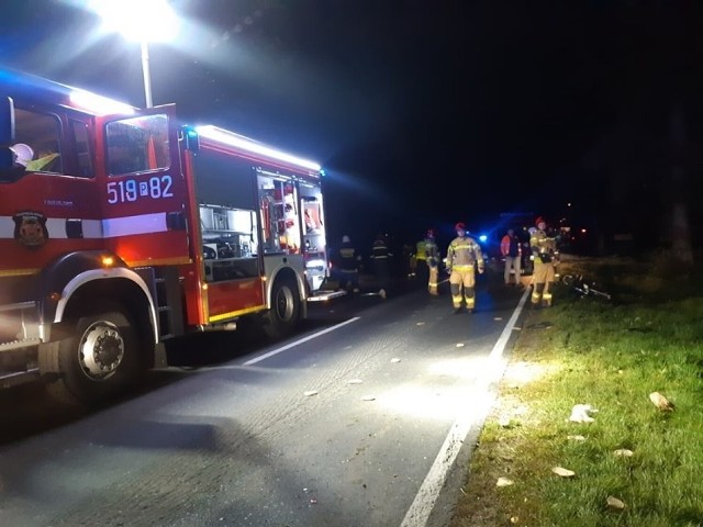 Kierowca jednośladu po udzieleniu mu pierwszej pomocy przez strażaków, trafił do karetki pogotowia pod opiekę ratowników.Zobacz zdjęcia z miejsca wypadku -->