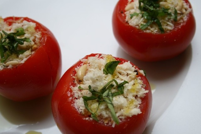 Pomidory nadziewane kozim serem i orzechami piniowymi to lekka i smaczna przekąska.