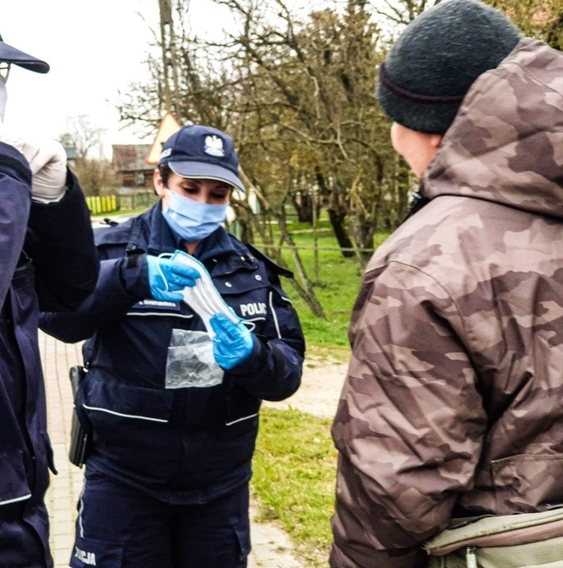 Koronawirus. Podlascy policjanci przypominali o nowych obowiązkach. Zamiast mandatów... rozdawali maseczki (zdjęcia)