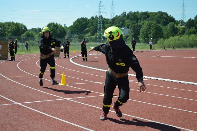 Powiatowe Zawody Sportowo-Pożarnicze w Bytowie. W zawodach wystartowało 6 drużyn kobiecych i 10 męskich.