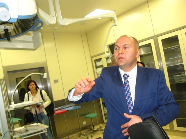 Ordynator dr Piotr Pruszyński z dumą pokazuje supernowoczesne sale operacyjne oddziału.