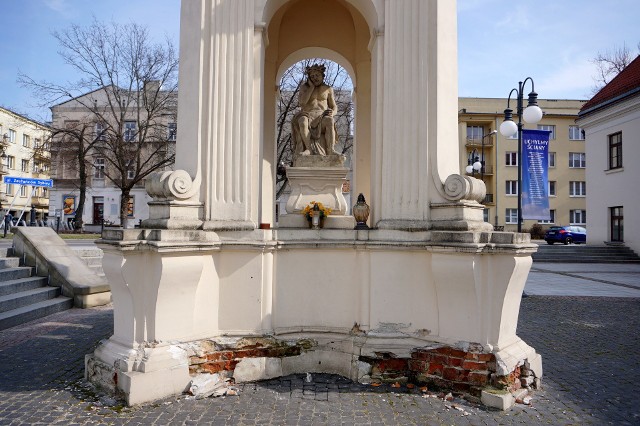 Kapliczka Chrystusa Frasobliwego przed Centrum Kultury w Lublinie czeka na remont