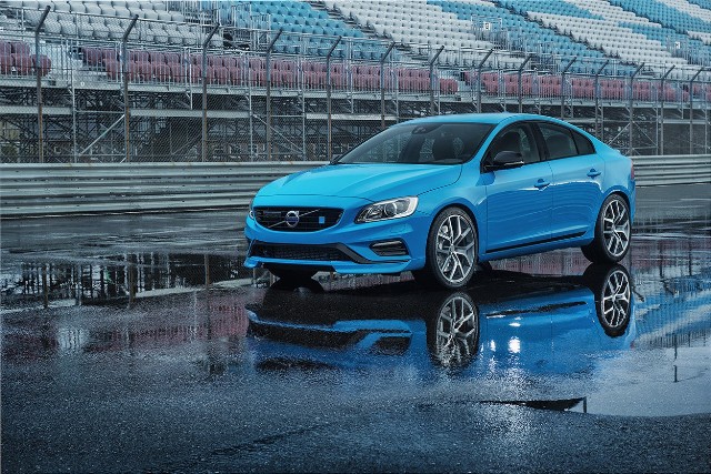 Volvo S60 Polestar wyróżnia się jasnoniebieskim lakierem nadwozia Rebel Blue oraz specjalnymi felgami o rozmiarze 20×8. Układ hamulcowy to 6-tłoczkowe zaciski Brembo, a usztywnieniem zawieszenia zajęła się firma Öhlins / Fot. Volvo