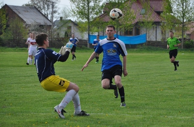 Piłkarze Mokrzyszowa Tarnobrzeg (niebiesko-białe koszulki) przegrali u siebie z Wisłokiem Strzyżów.