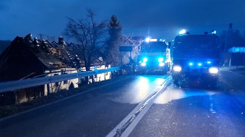 Groźny pożar domu w Sułkowicach. Strażacy długo walczyli z ogniem [ZDJĘCIA]