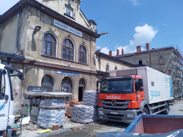 Dworzec kolejowy w Czechowicach-Dziedzicach w trakcie remontu. Zobacz kolejne zdjęcia. Przesuwaj zdjęcia w prawo - naciśnij strzałkę lub przycisk NASTĘPNE
