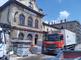 Kolejne prace na dworcu PKP w Czechowicach-Dziedzicach. Zabytkowy budynek odzyskuje dawny blask. ZDJĘCIA