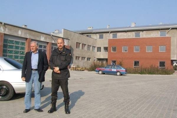 - W przyszłym roku nowa siedziba będzie oddana do użytku - mówią Bogumił Tul (z lewej), inspektor do spraw inwestycji w Starostwie Powiatowym w Grójcu i Bogusław Sikorski, zastępca komendanta powiatowego Państwowej Straży Pożarnej w Grójcu.