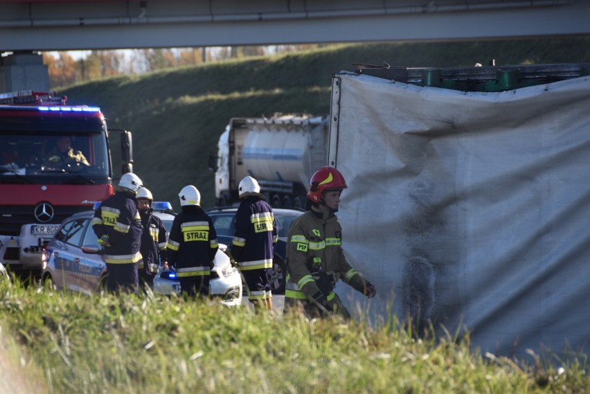 Przewrócona ciężarówka blokuje oba pasy jezdni w kierunku...